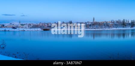 Vue de la ville de Reykjavik depuis le lac Tjornin au coucher du soleil en hiver, Reykjavik, Islande Banque D'Images