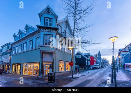 Vue des bâtiments du centre-ville au crépuscule en hiver, Reykjavik, Islande Banque D'Images