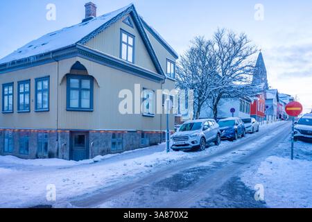 Vue des bâtiments du centre-ville au crépuscule en hiver, Reykjavik, Islande Banque D'Images
