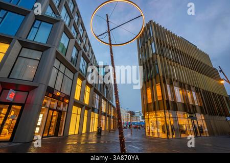 Vue sur les boutiques et l'architecture moderne dans le centre-ville de Reykjavik au crépuscule, Reykjavik, Islande Banque D'Images