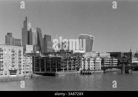 City of London UK, depuis le Millennium Bridge, avec ses gratte-ciel et la Walkie Talkie Tower, orientée vers l'est Banque D'Images
