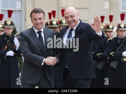 Paris, France. 28 mars 2025. Le président français Emmanuel Macron (à gauche) salue son homologue libanais Joseph Aoun au Palais de l’Elysée à Paris, France, le vendredi 28 mars 2025. Cette visite témoigne de l'engagement total de la France dans la reconstruction au lendemain du récent conflit israélo-Hezbollah. Photo de Maya Vidon-White/UPI crédit : UPI/Alamy Live News Banque D'Images