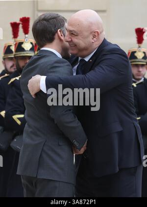 Paris, France. 28 mars 2025. Le président français Emmanuel Macron (à gauche) salue son homologue libanais Joseph Aoun au Palais de l’Elysée à Paris, France, le vendredi 28 mars 2025. Cette visite témoigne de l'engagement total de la France dans la reconstruction au lendemain du récent conflit israélo-Hezbollah. Photo de Maya Vidon-White/UPI crédit : UPI/Alamy Live News Banque D'Images