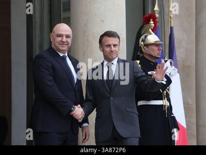 Paris, France. 28 mars 2025. Le président français Emmanuel Macron (à droite) salue son homologue libanais Joseph Aoun au Palais de l’Élysée à Paris, en France, le vendredi 28 mars 2025. Cette visite témoigne de l'engagement total de la France dans la reconstruction au lendemain du récent conflit israélo-Hezbollah. Photo de Maya Vidon-White/UPI crédit : UPI/Alamy Live News Banque D'Images
