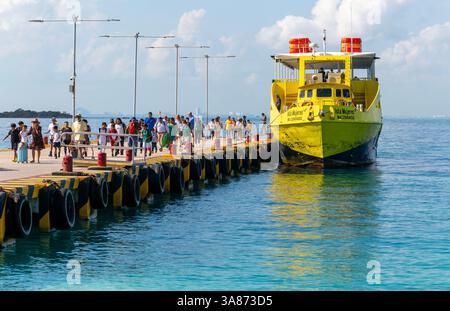 Bateau de ferry Ultramar arrivant à Isla Mujeres, Côte des Caraïbes, Cancun, Quintana Roo, Mexique, Amérique du Nord Banque D'Images