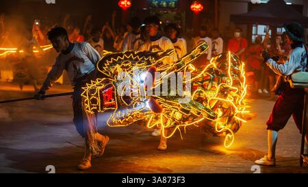 Personnes non identifiées célébrant le nouvel an chinois en janvier 2025, Bangkok, Thaïlande Banque D'Images
