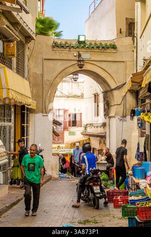 Magasins le long des rues pavées étroites de la Kasbah à Bab Al Fahs, vieille Médina, Tanger, Maroc, Afrique du Nord, Afrique Banque D'Images