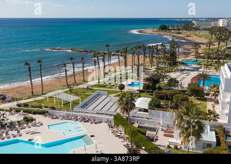 Chypre, Paphos, vue surélevée de Paphos du front de mer et de la plage Banque D'Images