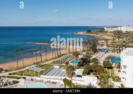 Chypre, Paphos, vue surélevée de Paphos du front de mer et de la plage Banque D'Images
