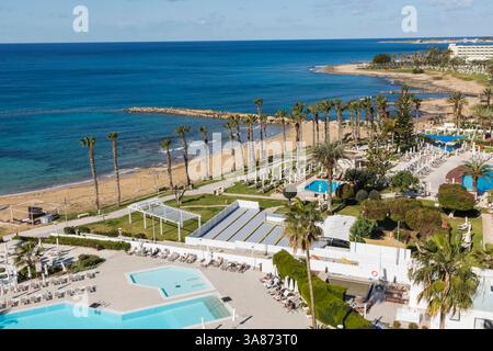 Chypre, Paphos, vue surélevée de Paphos du front de mer et de la plage Banque D'Images