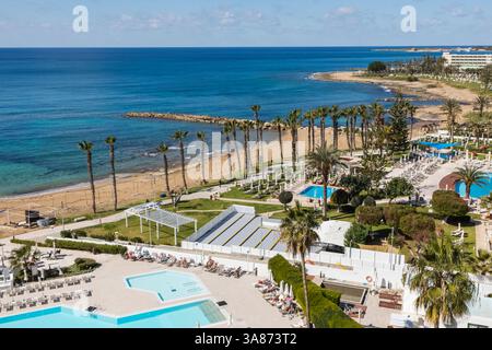 Chypre, Paphos, vue surélevée de Paphos du front de mer et de la plage Banque D'Images