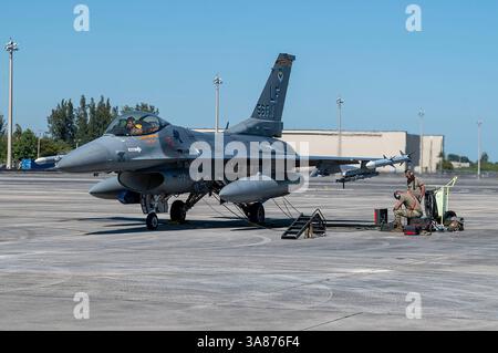 Les aviateurs affectés à la Holloman Air Force base se préparent au décollage à Homestead Air Reserve base, Floride, le 15 mars 2025. Le déploiement a offert Airmen Banque D'Images