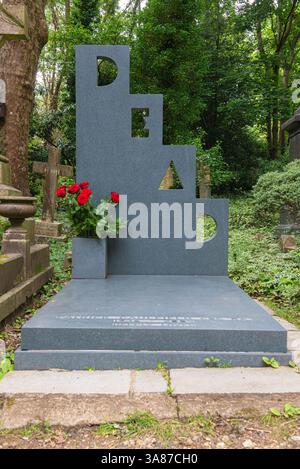 La tombe de Patrick Caulfield, peintre et graveur anglais au cimetière de Highgate dans le quartier londonien de Camden. Banque D'Images