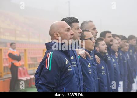 Catanzaro, Italie. 25 mars 2025. Stade Nicola Ceravolo : L'équipe d'Italie lors de l'hymne national lors du Championnat UEFA des moins de 19 ans 2025, Elite Round, Groupe 5, match entre l'Italie et la France au stade Nicola Ceravolo, Italie. Francesco Farina/SPP (FRANCESCO FARINA/SPP) crédit : SPP Sport Press photo. /Alamy Live News Banque D'Images