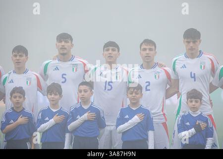 Catanzaro, Italie. 25 mars 2025. Stade Nicola Ceravolo : L'équipe d'Italie lors de l'hymne national lors du Championnat UEFA des moins de 19 ans 2025, Elite Round, Groupe 5, match entre l'Italie et la France au stade Nicola Ceravolo, Italie. Francesco Farina/SPP (FRANCESCO FARINA/SPP) crédit : SPP Sport Press photo. /Alamy Live News Banque D'Images