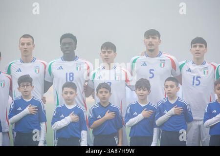 Catanzaro, Italie. 25 mars 2025. Stade Nicola Ceravolo : L'équipe d'Italie lors de l'hymne national lors du Championnat UEFA des moins de 19 ans 2025, Elite Round, Groupe 5, match entre l'Italie et la France au stade Nicola Ceravolo, Italie. Francesco Farina/SPP (FRANCESCO FARINA/SPP) crédit : SPP Sport Press photo. /Alamy Live News Banque D'Images