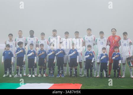 Catanzaro, Italie. 25 mars 2025. Stade Nicola Ceravolo : L'équipe d'Italie lors de l'hymne national lors du Championnat UEFA des moins de 19 ans 2025, Elite Round, Groupe 5, match entre l'Italie et la France au stade Nicola Ceravolo, Italie. Francesco Farina/SPP (FRANCESCO FARINA/SPP) crédit : SPP Sport Press photo. /Alamy Live News Banque D'Images