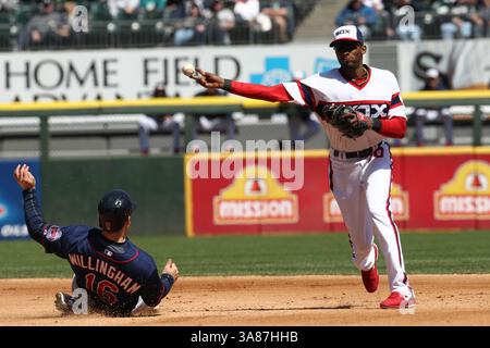 21 avril 2013 - Chicago, il, États-Unis - Josh Willingham des Twins du Minnesota est sorti à la deuxième base, Alexei Ramirez des Twins du Minnesota tourne un double jeu lors de la 4e manche au Cellular Field à Chicago, Illinois, le dimanche 21 avril 2013. Justin Morneau des Twins était sorti au début. (Crédit image : © Nancy Stone/MCT/ZUMAPRESS.com) Banque D'Images