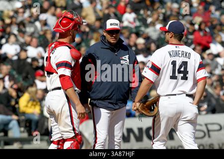 21 avril 2013 - Chicago, il, États-Unis - Robin Ventura, entraîneur des Chicago White Sox, change de lanceurs lors de la 7e manche d'un match de la MLB contre les Twins du Minnesota au Cellular Field à Chicago, Illinois, le dimanche 21 avril 2013. (Crédit image : © Nancy Stone/MCT/ZUMAPRESS.com) Banque D'Images