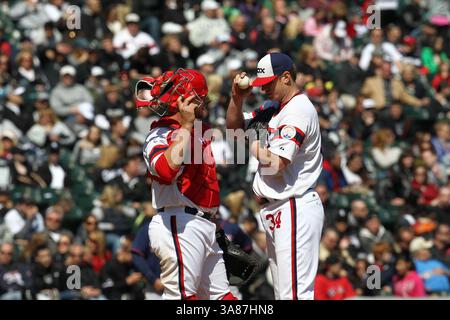 21 avril 2013 - Chicago, il, États-Unis - Tyler Flowers, receveur des White Sox de Chicago, discute avec le lanceur Gavin Floyd lors de la 6e manche d'un match de la MLB contre les Twins du Minnesota au Cellular Field à Chicago, Illinois, le dimanche 21 avril 2013. (Crédit image : © Nancy Stone/MCT/ZUMAPRESS.com) Banque D'Images