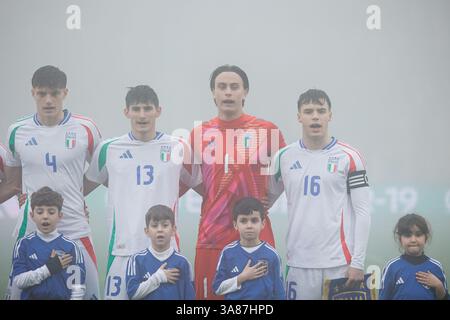 Catanzaro, Italie. 25 mars 2025. Stade Nicola Ceravolo : L'équipe d'Italie lors de l'hymne national lors du Championnat UEFA des moins de 19 ans 2025, Elite Round, Groupe 5, match entre l'Italie et la France au stade Nicola Ceravolo, Italie. Francesco Farina/SPP (FRANCESCO FARINA/SPP) crédit : SPP Sport Press photo. /Alamy Live News Banque D'Images