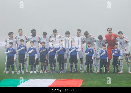 Catanzaro, Italie. 25 mars 2025. Stade Nicola Ceravolo : L'équipe d'Italie lors de l'hymne national lors du Championnat UEFA des moins de 19 ans 2025, Elite Round, Groupe 5, match entre l'Italie et la France au stade Nicola Ceravolo, Italie. Francesco Farina/SPP (FRANCESCO FARINA/SPP) crédit : SPP Sport Press photo. /Alamy Live News Banque D'Images