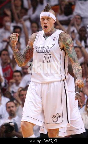 21 avril 2013 - Miami, FL, États-Unis - Chris Andersen du Heat de Miami lors du match 1 des séries éliminatoires contre les Bucks de Milwaukee à l'AmericanAirlines Arena de Miami, Floride, le 21 avril 2013. Un dunk Andersen, et la célébration qui s'ensuivit, ont enflammé la foule et aidé à donner le ton à la série dominée par la chaleur. (Crédit image : © David Santiago/MCT/ZUMAPRESS.com) Banque D'Images