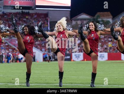 26 août 2017 - cheerleaders de Tampa Bay pendant le match entre les Browns de Cleveland et les Buccaneers de Tampa Bay au Raymond James Stadium de Tampa, en Floride. Del Mecum/CSM(image de crédit : &copy ; Del Mecum/CSM via ZUMA Wire) Banque D'Images