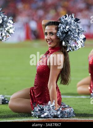 26 août 2017 - cheerleader de Tampa Bay pendant le match entre les Browns de Cleveland et les Buccaneers de Tampa Bay au Raymond James Stadium de Tampa, en Floride. Del Mecum/CSM(image de crédit : &copy ; Del Mecum/CSM via ZUMA Wire) Banque D'Images