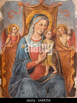 PISTOIA, ITALIE - 16 MARS 2025 : la fresque de la Vierge avec les anges dans la cathédrale de San Zeno par un artiste inconnu Banque D'Images