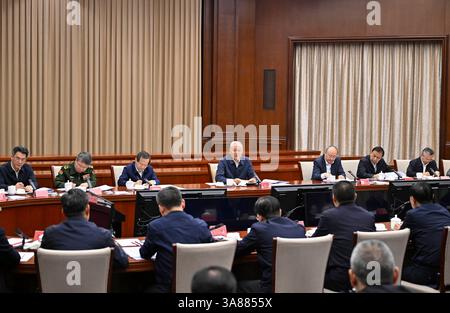 Pékin, Chine. 28 mars 2025. Cai Qi, membre du Comité permanent du Bureau politique du Comité central du Parti communiste chinois et directeur du Comité de la planification des immobilisations et de la construction (CPCC), assiste à la cinquième réunion plénière de la 20e CPCC et prononce un discours à Beijing, capitale de la Chine, le 28 mars 2025. Crédit : Yin Bogu/Xinhua/Alamy Live News Banque D'Images