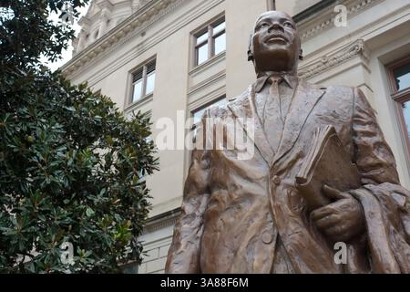28 août 2017 - Atlanta, Géorgie, États-Unis - à l'occasion du 54e anniversaire du discours du Dr Martin Luther King « J'ai Un rêve », une statue de bronze commémorant l'icône des droits civiques a été dévoilée sur le terrain du Capitole de l'État. Le Capitole est situé à seulement trois miles de la maison natale de Dr King, et le site de sa tombe. La statue a été sculptée par l'artiste Martin Dawe, et partage le terrain avec des statues de personnalités célèbres de l'histoire confédérée de la Géorgie. (Crédit image : © John Arthur Brown via ZUMA Wire) Banque D'Images