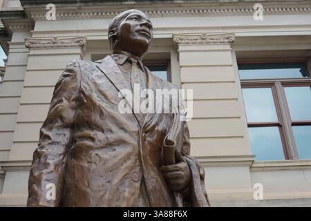 28 août 2017 - Atlanta, Géorgie, États-Unis - à l'occasion du 54e anniversaire du discours du Dr Martin Luther King « J'ai Un rêve », une statue de bronze commémorant l'icône des droits civiques a été dévoilée sur le terrain du Capitole de l'État. Le Capitole est situé à seulement trois miles de la maison natale de Dr King, et le site de sa tombe. La statue a été sculptée par l'artiste Martin Dawe, et partage le terrain avec des statues de personnalités célèbres de l'histoire confédérée de la Géorgie. (Crédit image : © John Arthur Brown via ZUMA Wire) Banque D'Images