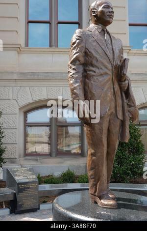 28 août 2017 - Atlanta, Géorgie, États-Unis - à l'occasion du 54e anniversaire du discours du Dr Martin Luther King « J'ai Un rêve », une statue de bronze commémorant l'icône des droits civiques a été dévoilée sur le terrain du Capitole de l'État. Le Capitole est situé à seulement trois miles de la maison natale de Dr King, et le site de sa tombe. La statue a été sculptée par l'artiste Martin Dawe, et partage le terrain avec des statues de personnalités célèbres de l'histoire confédérée de la Géorgie. (Crédit image : © John Arthur Brown via ZUMA Wire) Banque D'Images