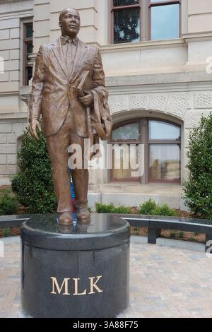28 août 2017 - Atlanta, Géorgie, États-Unis - à l'occasion du 54e anniversaire du discours du Dr Martin Luther King « J'ai Un rêve », une statue de bronze commémorant l'icône des droits civiques a été dévoilée sur le terrain du Capitole de l'État. Le Capitole est situé à seulement trois miles de la maison natale de Dr King, et le site de sa tombe. La statue a été sculptée par l'artiste Martin Dawe, et partage le terrain avec des statues de personnalités célèbres de l'histoire confédérée de la Géorgie. (Crédit image : © John Arthur Brown via ZUMA Wire) Banque D'Images