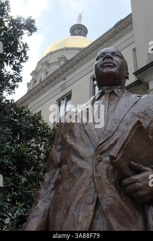 28 août 2017 - Atlanta, Géorgie, États-Unis - à l'occasion du 54e anniversaire du discours du Dr Martin Luther King « J'ai Un rêve », une statue de bronze commémorant l'icône des droits civiques a été dévoilée sur le terrain du Capitole de l'État. Le Capitole est situé à seulement trois miles de la maison natale de Dr King, et le site de sa tombe. La statue a été sculptée par l'artiste Martin Dawe, et partage le terrain avec des statues de personnalités célèbres de l'histoire confédérée de la Géorgie. (Crédit image : © John Arthur Brown via ZUMA Wire) Banque D'Images