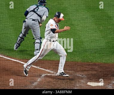 28 août 2017 - Baltimore, MD, États-Unis - Trey Mancini d'Orioles marque le Go Ahead face aux Mariners en septième manche lundi 28 août 2017 à Oriole Park à Camden Yards à Baltimore, Md. Les Orioles ont gagné, 7-6. (Crédit image : © Kenneth K. Lam/TNS via ZUMA Wire) Banque D'Images