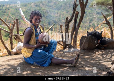 Ethiopie, femme de la tribu Bana dans son village. 20 février 2024 Banque D'Images