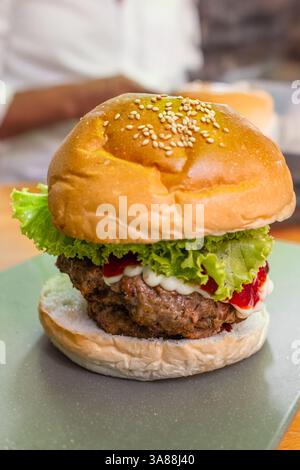 Hamburger savoureux de grande taille. Hamburger frais classique. Délicieux Burger maison avec des ingrédients frais. Gros plan, personne, focalisation sélective Banque D'Images