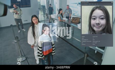 Point de contrôle de sécurité aéroportuaire : caméra de surveillance avec technologie de balayage IA Big Data. File d'attente de personnes diverses passant la reconnaissance faciale biométrique au contrôle frontalier des passeports pour embarquer sur le vol. Banque D'Images