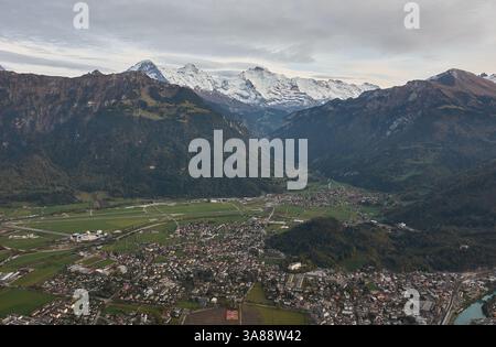 Vue panoramique sur Interlaken, Suisse, depuis Harder Kulm, avec la ville nichée entre deux lacs et entourée par les majestueuses Alpes Banque D'Images