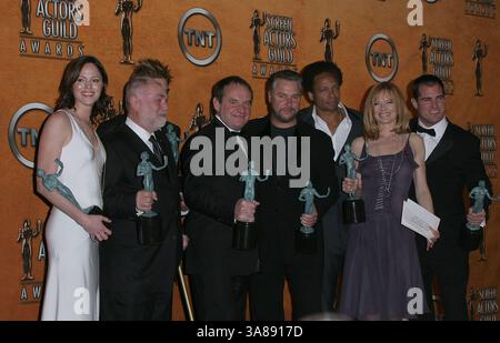 5 février 2005 - Los Angeles, CA, États-Unis - 5 février 2005 - Los Angeles, Californie - Jorga Fox, Gary Dourdan, George EADS, Paul Guilfoyle, Robert David Hall, Marg Helgenberger, William Petersen et Eric Szmanda, Cast of CSI : crime Scene investigation. 11e cérémonie annuelle Screen Actors Guild Awards (SAG) tenue à l'Auditorium Shrine. Crédit photo : Jacqui Wong/AdMedia Banque D'Images