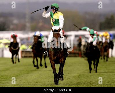 Photo du dossier datée du 09-04-2005 de Hedgehunter avec le jockey Ruby Walsh gagnant le Grand National en 2005. Hedgehunter est devenu un National Stalwart, finissant deuxième dans sa candidature pour des victoires consécutives en 2006 avant de se classer neuvième en 2007 et 13e sur sa dernière de cinq tentatives en 2008. Date d'émission : vendredi 28 mars 2025. Banque D'Images