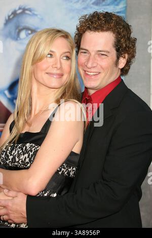 29 octobre 2006 - Hollywood, CALIFORNIE, États-Unis - 29 octobre 2006 - Hollywood, Californie. Elizabeth Mitchell et son mari Chris Soldevilla. Los Angeles première de ''The Santa clause 3 : The Escape clause'' au El Capitan Theatre. Crédit photo : Byron Purvis/AdMedia (crédit image : © Byron Purvis/AdMedia via ZUMA Wire) Banque D'Images