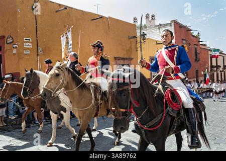 16 septembre 2017 - San Miguel de Allende, GTO, Mexique - des personnages historiques costumés reconstituent la randonnée qui a commencé le mouvement pour l'indépendance du Mexique lors des célébrations de la Fête nationale le 16 septembre 2017 à San Miguel de Allende, Mexique. (Crédit image : © Richard Ellis via ZUMA Wire) Banque D'Images