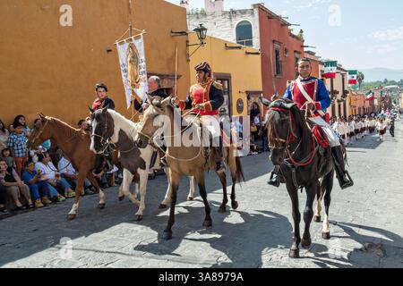 16 septembre 2017 - San Miguel de Allende, GTO, Mexique - des personnages historiques costumés reconstituent la randonnée qui a commencé le mouvement pour l'indépendance du Mexique lors des célébrations de la Fête nationale le 16 septembre 2017 à San Miguel de Allende, Mexique. (Crédit image : © Richard Ellis via ZUMA Wire) Banque D'Images