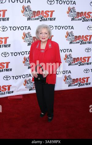 13 août 2006 - Studio City, Californie, États-Unis - 13 août 2006 - Studio City, Californie - Betty White. ''Comedy Central's Roast of William Shatner'' - arrivées au CBS Studio Center. Crédit photo : Zach Lipp/AdMedia Banque D'Images