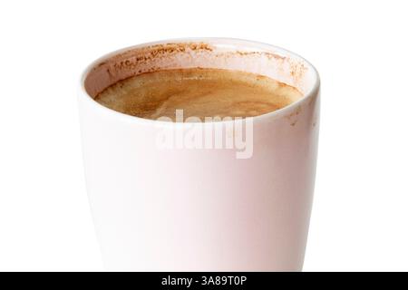 Gros plan d'un cappuccino mousseux dans une tasse en céramique blanche. Texture riche et crémeuse et tons chauds. Parfait pour la marque de café, les menus, les blogs alimentaires. Banque D'Images