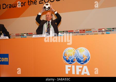 LEIPZIG - 7 DÉCEMBRE : le président de la FIFA Joseph Sepp Blatter tient un ballon de football lors d'une conférence de presse dans le cadre du tirage au sort de la Coupe du monde de la FIFA 2006 le 7 décembre 2005 à Leipzig, en Allemagne. Usage éditorial exclusif. Utilisation commerciale interdite. (Photographie de Jonathan Paul Larsen / Diadem images). Banque D'Images