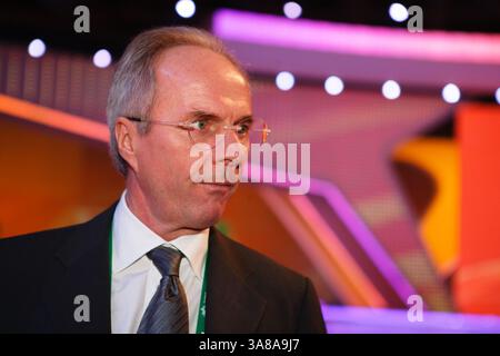 LEIPZIG - 9 DÉCEMBRE : L'entraîneur-chef de l'Angleterre, Sven Goran Eriksson, arrive pour le tirage au sort de la Coupe du monde de la FIFA 2006 le 9 décembre 2005 à Leipzig, en Allemagne. Usage éditorial exclusif. Utilisation commerciale interdite. (Photographie de Jonathan Paul Larsen / Diadem images). Banque D'Images